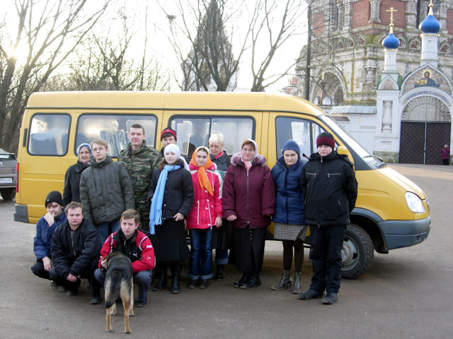 Foto des Bullis vor dem Kloster Poschtschupowo